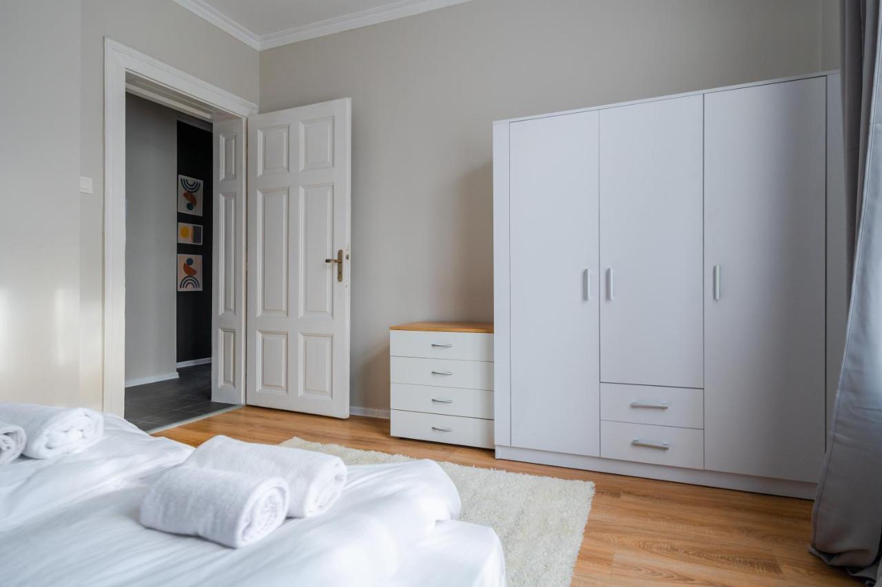 Boutique 2-Bedroom Apartment In София Екстериор снимка